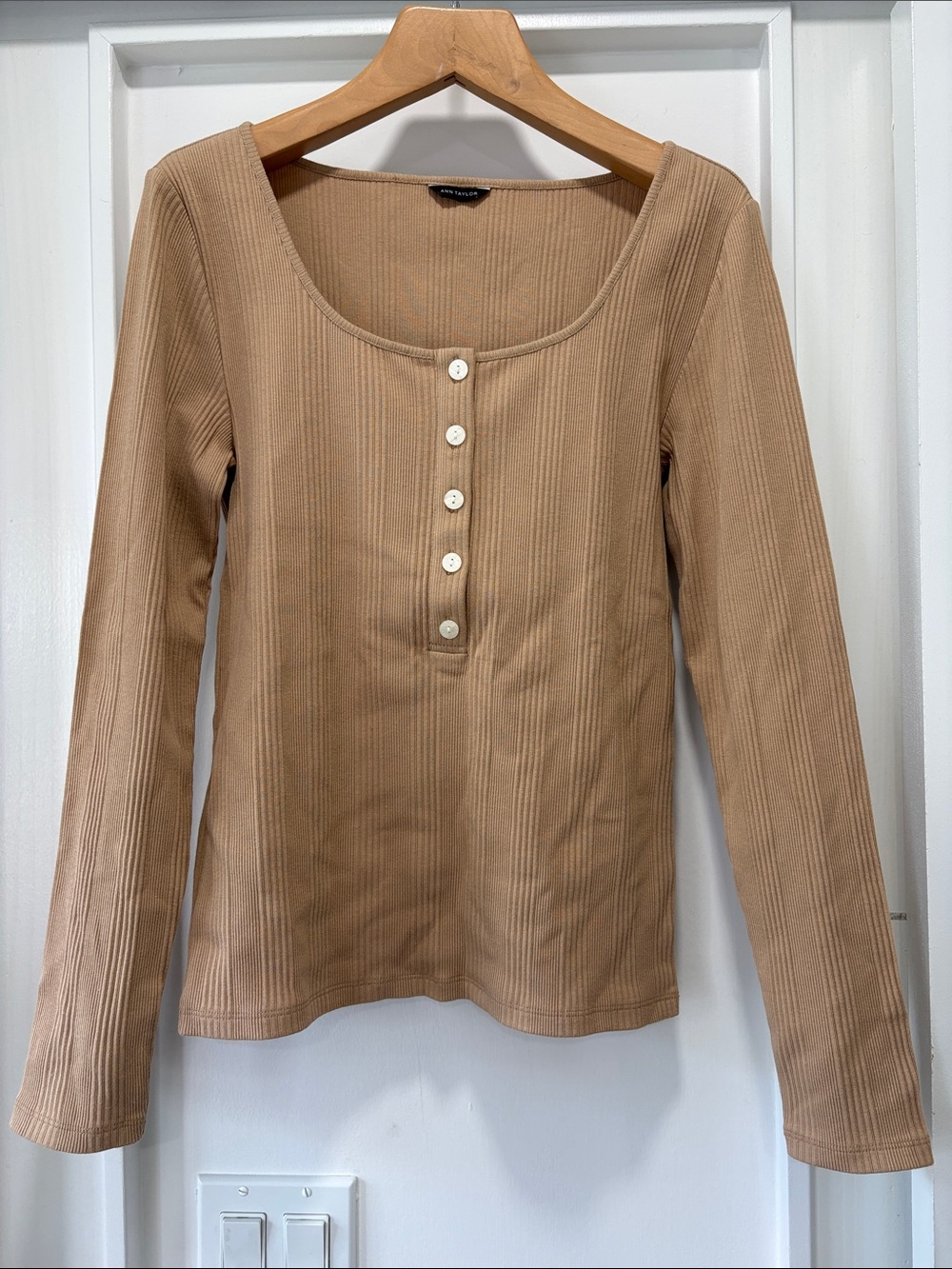 Ann Taylor Tan Ribbed Knit Henley Scoop Neck Long Sleeve Top Size Medium